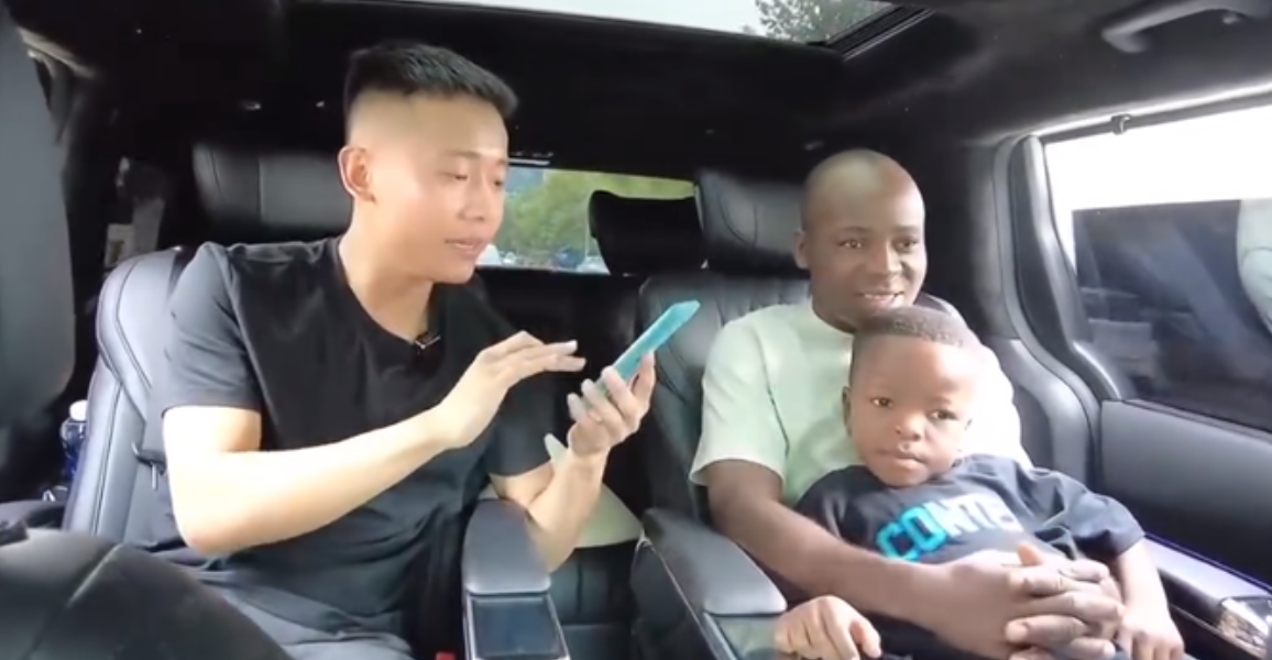 Bo con Loi Con duoc Quang Linh Vlogs tang mon qua dac biet-Hinh-4