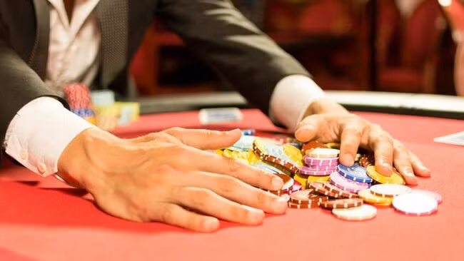 Xì tố. Một số trò chơi xì tố đạt cược cao của giới nhà giàu cần có tổng số tiền lên tới 1 triệu USD (231 tỷ VND) để tham gia.