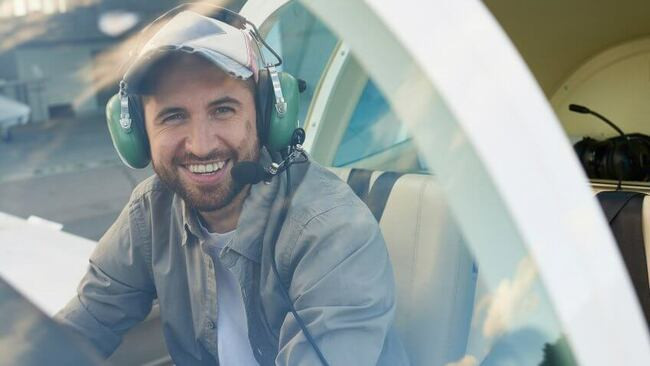 Lái máy bay. Một giấy phép phi công có giá 12.00USD (278 triệu VND) và một chiếc máy bay Cessna Cites CJ3 6 chỗ đã qua sử dụng có thể có giá tới 2,5 triệu USD (57 tỷ VND).