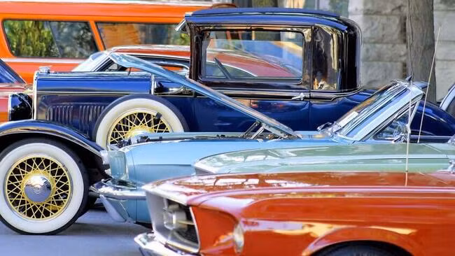 Thu thập xe cổ. Giới siêu giàu nổi tiếng là những người sưu tập những chiếc xe hiếm và cổ điển. Một chiếc xe đua Mercedes Formula One 1954 có giá khoảng 29,6 triệu USD (672 tỷ VND).