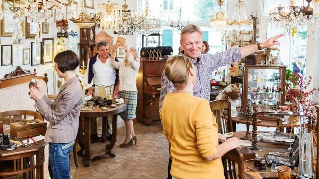 Thu thập cổ vật. Một người nào đó sưu tầm những tấm thảm thủ công cũng có thể phải trả tới 256.000USD (5,9 tỷ VND) cho một tấm thảm Ba Tư 150 tuổi.