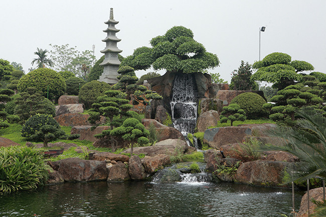 Phía sau đồi là hệ thống lọc nước hiện đại có chiều dài 50m và có một hệ thống ngầm ở đáy hồ. Nước chảy xuống bao nhiêu, hệ thống hút lên dàn nước (dàn 3 tầng) bấy nhiêu, lọc xong lại đổ về hồ.