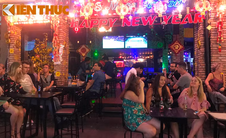 Trong đêm giao thừa Tết Mậu Tuất, những vị khách quốc tế có nhiều cách ăn mừng Năm mới khác nhau, từ những bàn tiệc ở quán bar sang trọng đến quán xá vỉa hè...