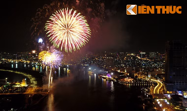 Đêm lung linh đầy màu sắc rực rỡ trong ánh pháo hoa tầm cao được kéo dài 15 phút ở nóc hầm Thủ Thiêm trên sông Sài Gòn.