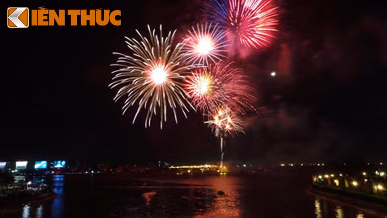 Còn tại TP HCM, ghi nhận của PV Kiến Thức ở trận địa pháo hoa đặt ở nóc hầm Thủ Thiêm, đúng 0h hàng trăm quả pháo đã được phóng lên thắp sáng cả một góc trời đêm TP HCM trong thời khắc giao thừa.