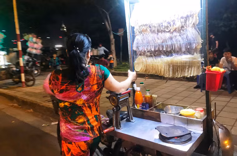 Người phụ nữ này quê ở một huyện nghèo của tỉnh Bình Phước. Bao năm nay đối với chị Tết là phải kiếm thêm tiền để gửi về quê lo cho 3 đứa con không phải chịu cảnh thiếu đói. "Năm nào cũng vậy, khi giao thừa có bắn pháo hoa thì tôi lại đẩy xe cá viên, khô mực... ra gần hầm Thủ Thiêm bán cho khách. Buồn nhất là khi pháo hoa rực sáng, mọi người reo vui chính là lúc tôi nhớ đến các con mình ở quê nhà đang nhớ mẹ", người phụ nữ này chia sẻ trong nước mắt.