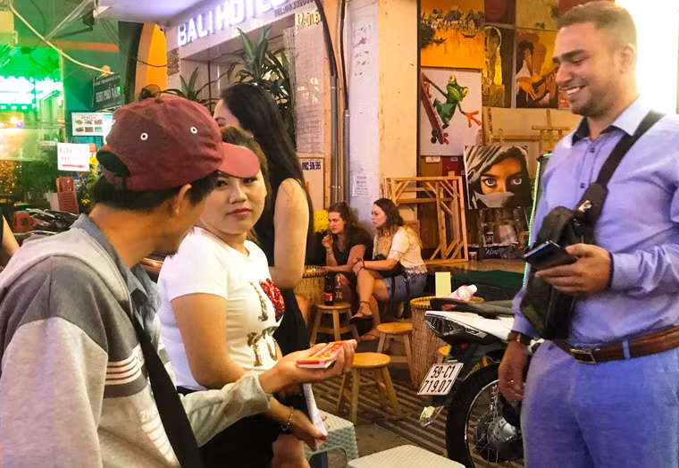 Đêm giao thừa là khoảnh khắc thiêng liêng trong Tết cổ truyền của người Việt. Trong khoảnh khắc chuyển giao giữa năm cũ và năm mới, khi mọi người được quây quần bên nhau thì vẫn có những mảnh đời đang lặng lẽ mưu sinh.