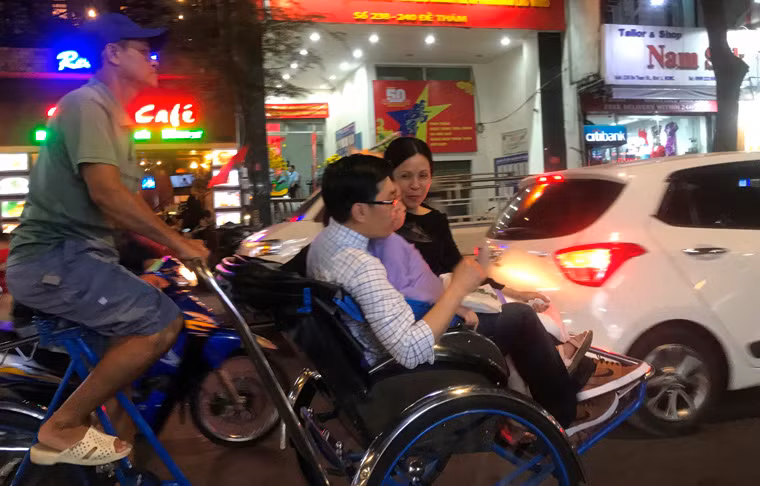 Anh Hải, một người dân ở quận 4 xem Tết là cơ hội kiếm được nhiều tiền hơn từ những cuốc xích lô chở khách.