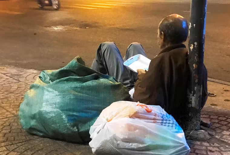 Nhắc đến Tết ông Khải rớm nước mắt và nói rằng nhiều năm qua ông ước ao có tiền để về quê thăm và xây lại mộ cho cha, mẹ. Thế nhưng bao cái Tết đã qua mà điều ước của ông vẫn chưa thực hiện được.