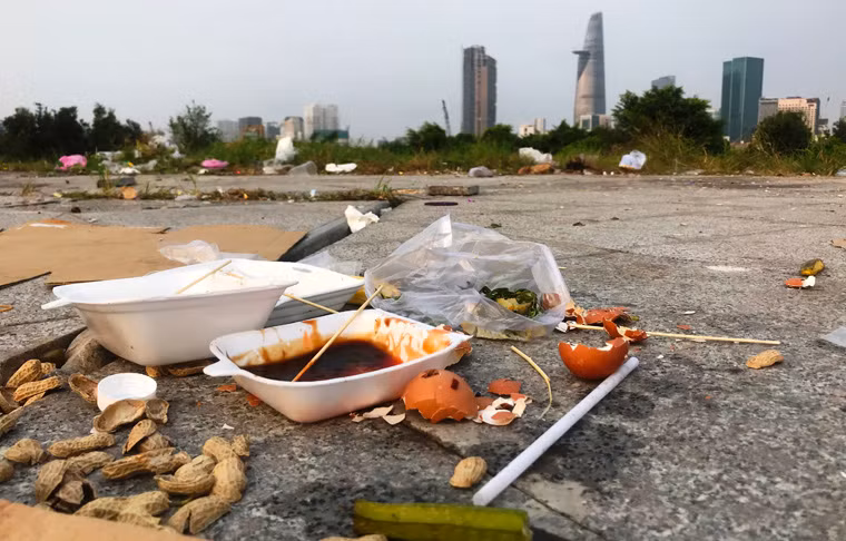 Khu vực này được xem là nơi lý tưởng nhất để hàng vạn người dân đến thưởng thức pháo hoa bắn trên sông Sài Gòn.