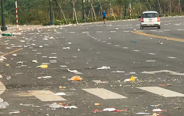 Đây là hậu quả sau đêm giao thừa xem pháo hoa đón năm mới Mậu Tuất do những người vô ý thức để lại.