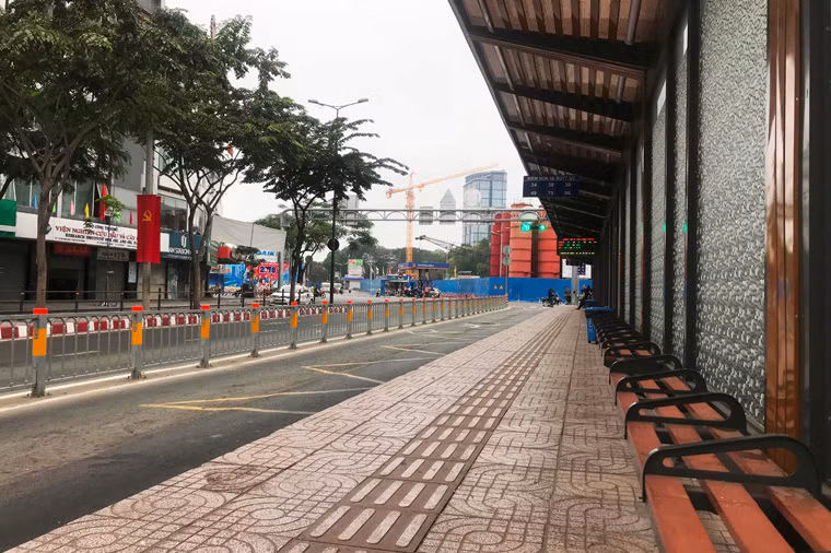 Bến xe bus lớn nhất TP HCM không có một người dân nào.