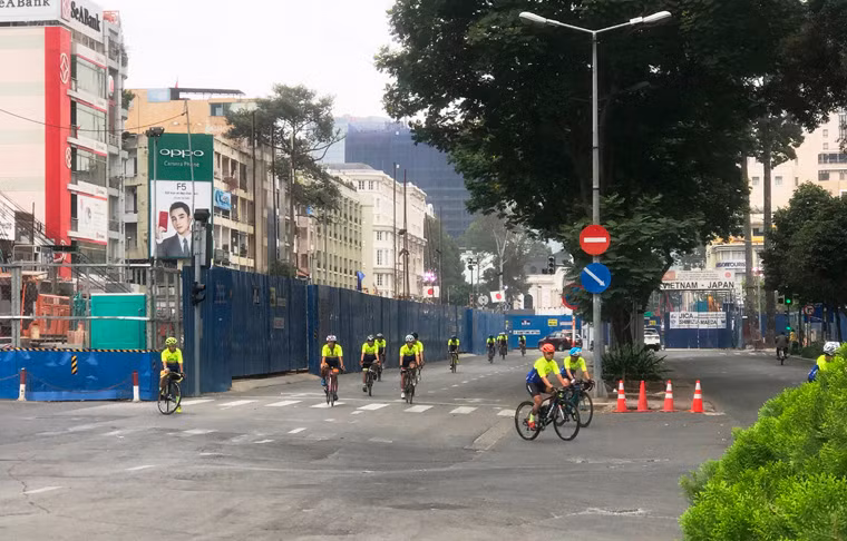 Những người đạp xe tập thể dục trên các tuyến đường trung tâm được dịp thong dong. Điều hiếm hoi chỉ có trong sáng mồng 1 Tết.