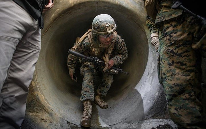 Binh lính Mỹ thử những hệ thống tin liên lạc dưới hầm ngầm.