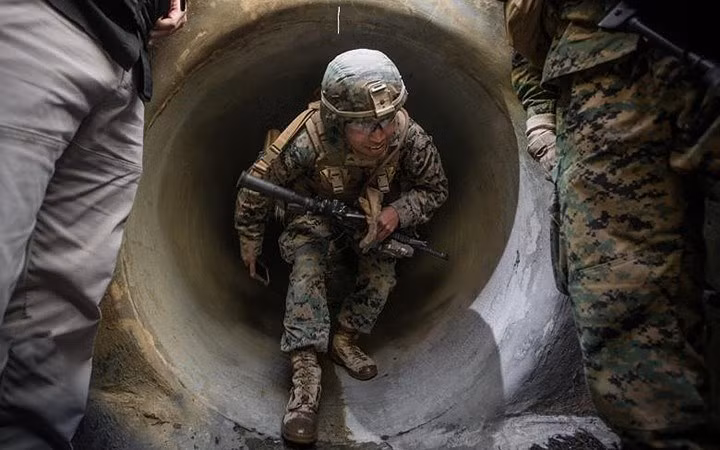 Binh lính Mỹ thử những hệ thống tin liên lạc dưới hầm ngầm.