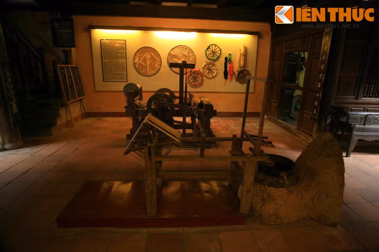 Bên cạnh đó, tòa nhà còn là nơi tổ chức hoạt động trình diễn khá sống động minh hoạ cho những giá trị văn hoá dân gian Hội An như hát bài chòi, múa thiên cẩu, hát bả trạo...