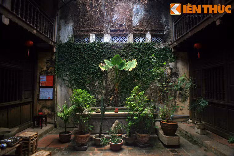 Toàn bộ khu nhà được chia làm 3 khối nhà, ngăn cách nhau bằng 2 khoảng sân trời.