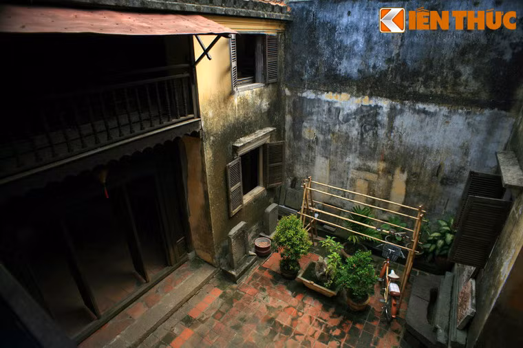 Các khoảng sân này khiến các gian phòng của tòa nhà luôn thoáng đãng và tràn ngập ánh sáng tự nhiên.