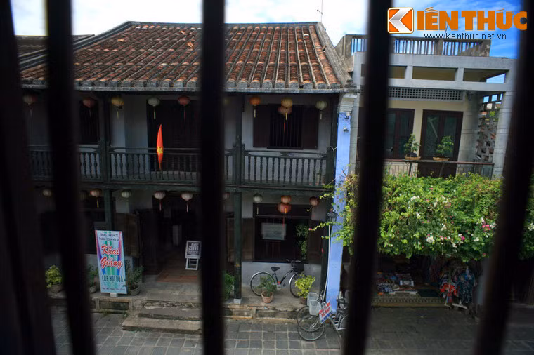 Tòa nhà có hai mặt tiền, một mặt hướng ra đường nguyễn Thái Học sầm uất.