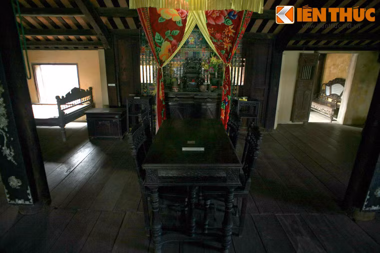 Sàn nhà tầng 1 được lát gạch, trong khi tầng trên lát bằng gỗ thông.