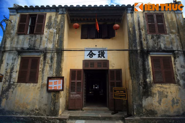 Tọa lạc số 33 đường Nguyễn Thái Học, Bảo tàng văn hóa dân gian Hội An không chỉ là một trong những bảo tàng chuyên đề đặc sắc mà còn là ngôi nhà cổ lớn nhất của Hội An.