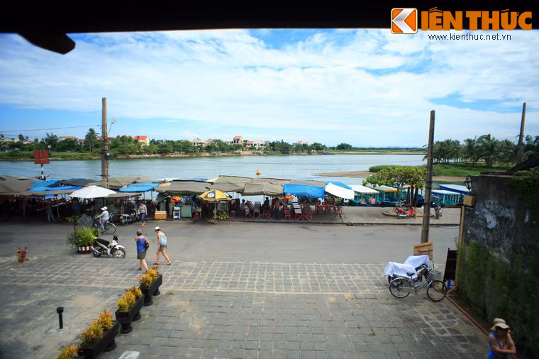 Mặt kia hướng ra đường Bạch Đằng và sông Thu Bồn. Kiểu nhà vừa giáp bến sông, vừa có 2 mặt phố như thế này cực kỳ "đắc địa" đối với hoạt động thương mại ở Hội An thời xưa.