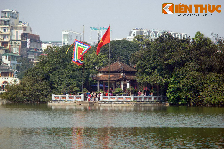 4. Ven bờ hồ Hoàn Kiếm là rất nhiều di tích lịch sử quan trọng của Hà Nội như Tháp Rùa, Tháp Bút, đền Ngọc Sơn, cầu Thê Húc, tháp Hòa Phong, Bưu điện Hà Nội, đền Bà Kiệu, đền thờ vua Lê Thái Tổ...