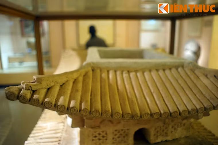 Tầng trên cùng của tháp đã mất, nhưng cấu trúc có lẽ cũng tương tự những tầng dưới.