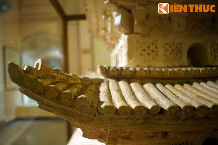 Phần mái của mỗi tầng tháp làm bằng chất liệu gốm men, mái cong được tạo thành từ những ngói ống hình trụ in nổi bông hoa sen tạo cho tháp vẻ đẹp hài hòa, thanh thoát.