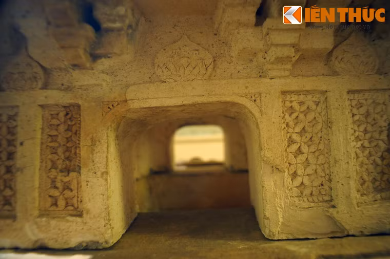 Trong lòng tháp là một khoảng rỗng nhỏ chạy suốt chân tháp lên đến ngọn.