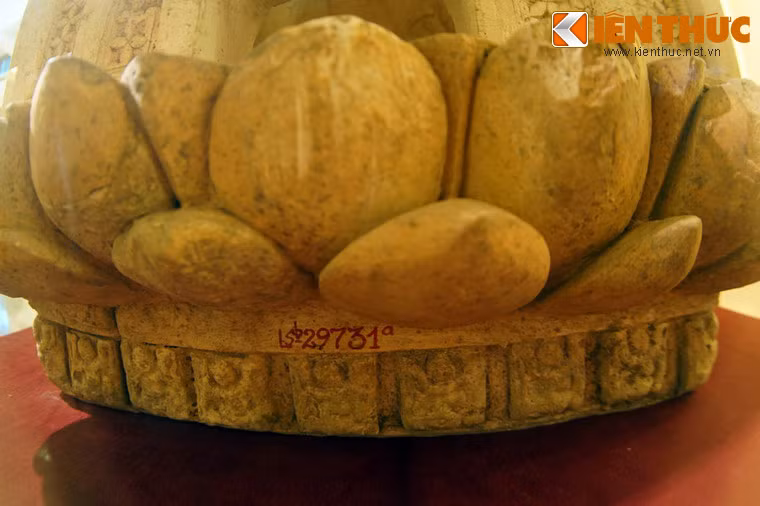 Ở bốn mặt của chân đài sen được trang trí dàn vũ công đang biểu diễn rất sinh động. Đề tài trang trí này thể hiện sự giao lưu, tiếp thu văn hóa của các nước phía Nam, đặc biệt là văn hóa Champa, đồng thời cũng cho thấy sự phát triển của nghệ thuật ca múa nhạc, âm nhạc phục vụ tôn giáo dưới thời Lý.