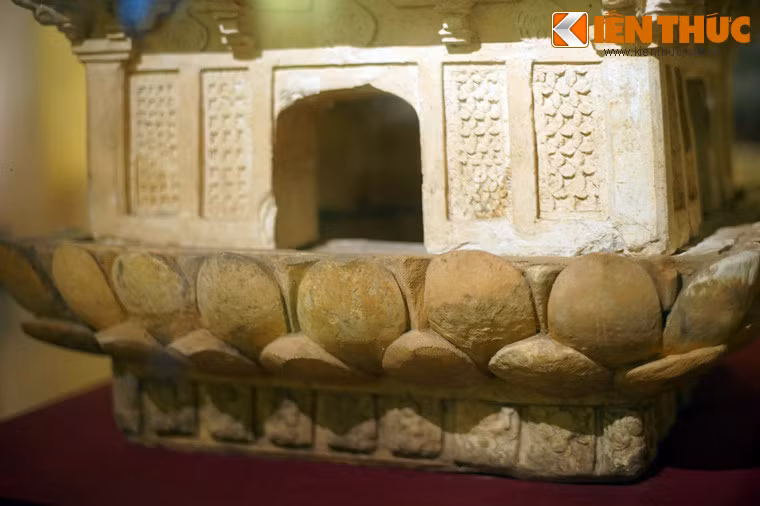 Bệ tháp được tạo hình hoa sen và với những lớp cánh sen to xen kẽ lớp cánh nhỏ mà mới nhìn cảm tưởng như tòa tháp được mọc lên từ một bông sen lớn. Đây là một mô-típ nghệ thuật Phật giáo kinh điển, biểu trưng cho sự thanh cao, trong sạch và sự giác ngộ chân lý.