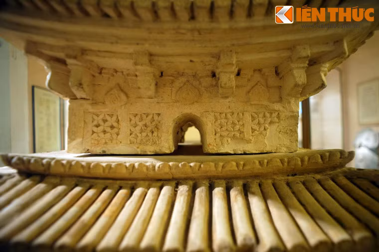 Ở mỗi tầng tháp đều có ô cửa hình vuông ở cả bốn mặt, có trang trí hoa văn lá đề và hoa chanh.