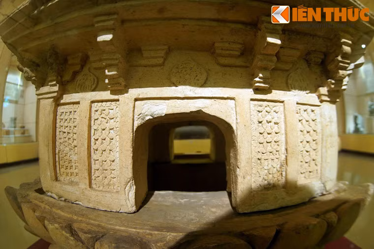 Nếu hoa chanh là hình ảnh gần gũi với cuộc sống của người dân, được thể hiện ở các ô cửa sổ thì lá đề lại là biểu tượng cho sự thành đạo của đức Phật, được đặt ở vị trí trang trọng phía trên các khung cửa.