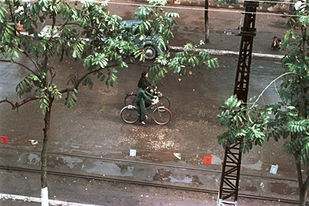 Đường phố Hà Nội thời kỳ này rất ít xe cộ.