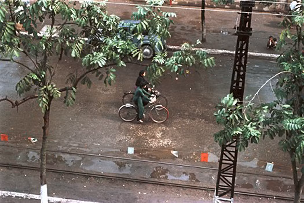 Đường phố Hà Nội thời kỳ này rất ít xe cộ.