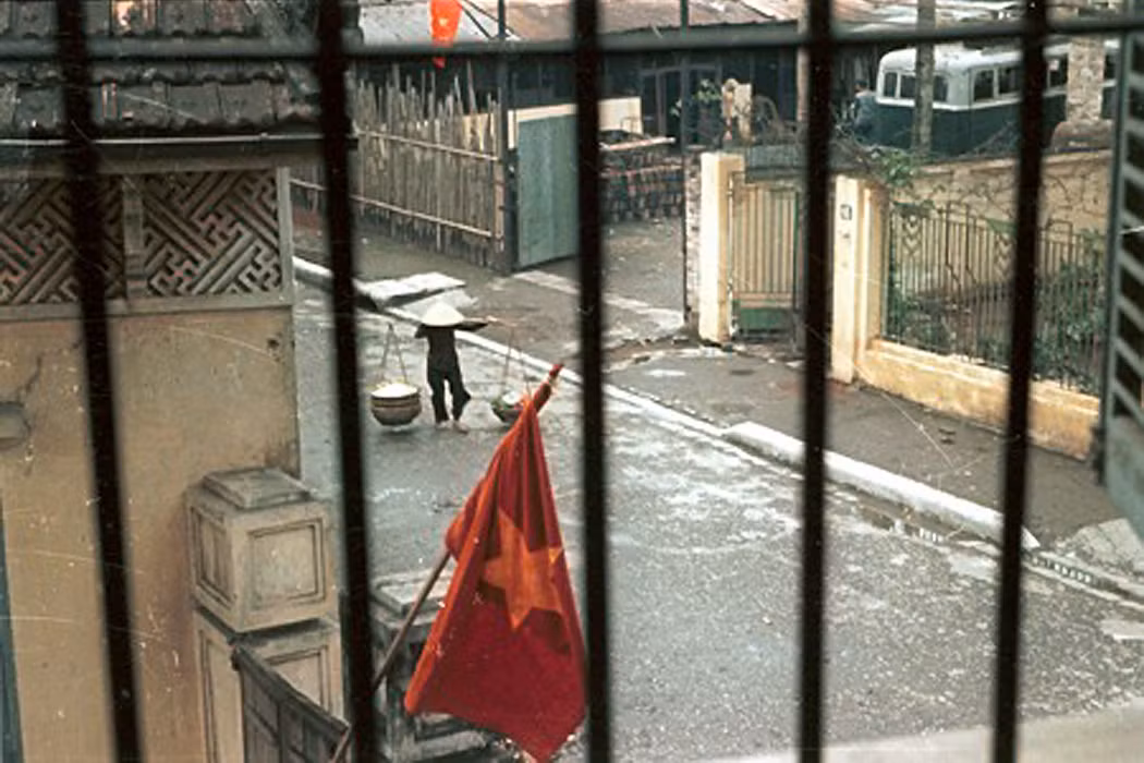 Khung cảnh nhìn từ cửa sổ một căn phòng ở Hà Nội.