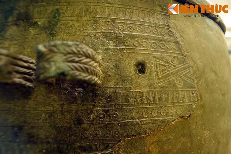 Không chỉ có một mật độ hoa văn dày đặc và được chế tác đặc biệt cẩn thận, thạp đồng Đào Thịnh còn là chiếc thạp có kích thước hoành tráng của văn hóa Đông Sơn, tiêu tốn một lượng đồng lên tới 760kg.