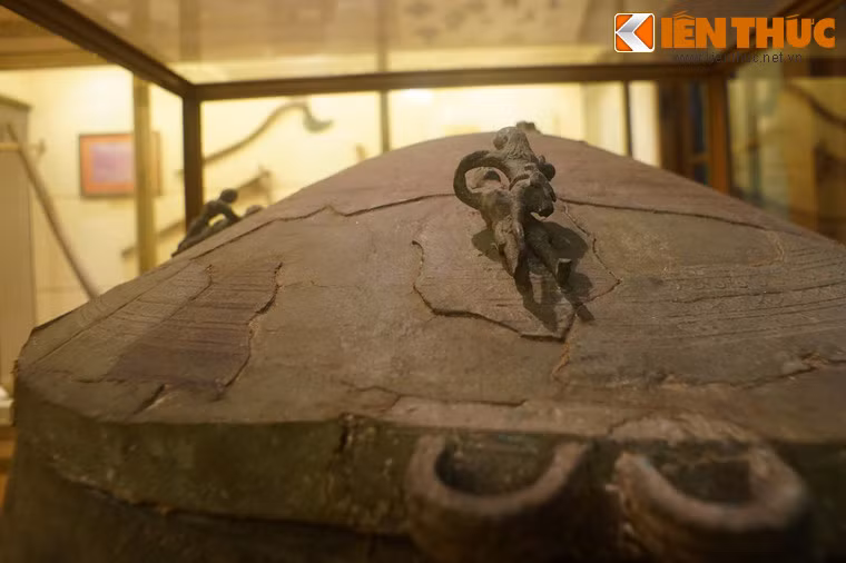 Lần ngược lại quá khứ, năm 1961, một người dân ở xã Đào Thịnh, huyện Trấn Yên, tỉnh Yên Bái, trong lúc câu cá ở bờ sông Hồng đã phát hiện chiếc thạp ló ra từ vách đất mới lở.