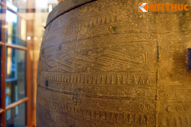 Trên thân thạp đồng Đào Thịnh đúc nổi 25 băng hoa văn: răng cưa, vòng tròn tiếp tuyến…