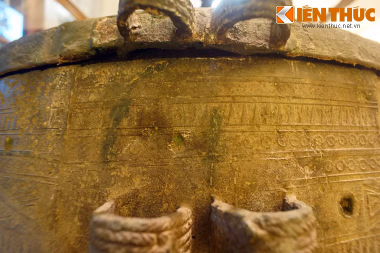 Nắp thạp có 4 cặp quai, ứng với 4 cặp quai trên thân thạp. Kiểu thức giống quai giống như quai của các trống đồng Đông Sơn đã được phát hiện.