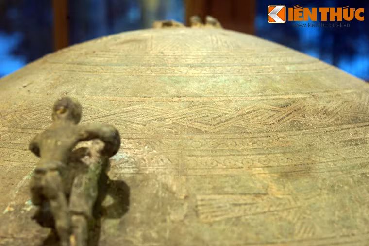 Khi mới phát hiện, bên trong thạp lồng có một thạp đồng khác nhỏ hơn. Trong đó có mảnh gỗ đã mục, một số cục xỉ đồng, răng người và chất nhầy màu đen như than tro. Đây có thể là tro cốt thuộc về một khu mộ quý tộc Đông Sơn giàu có. Thạp được đưa về trưng bày tại Bảng tàng tỉnh Yên Bái, sau đó là Bảo tàng Lịch sử Việt Nam.