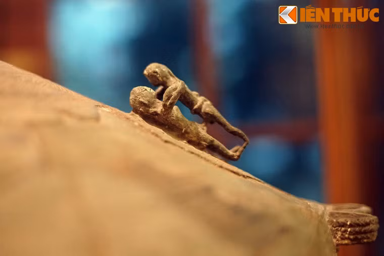 Các bức tượng được tạo tác rất chi tiết với hình ảnh người trai thì xõa tóc, ngang hông đeo dao găm, đóng khố, gái bận váy ngắn, để ngực trần...