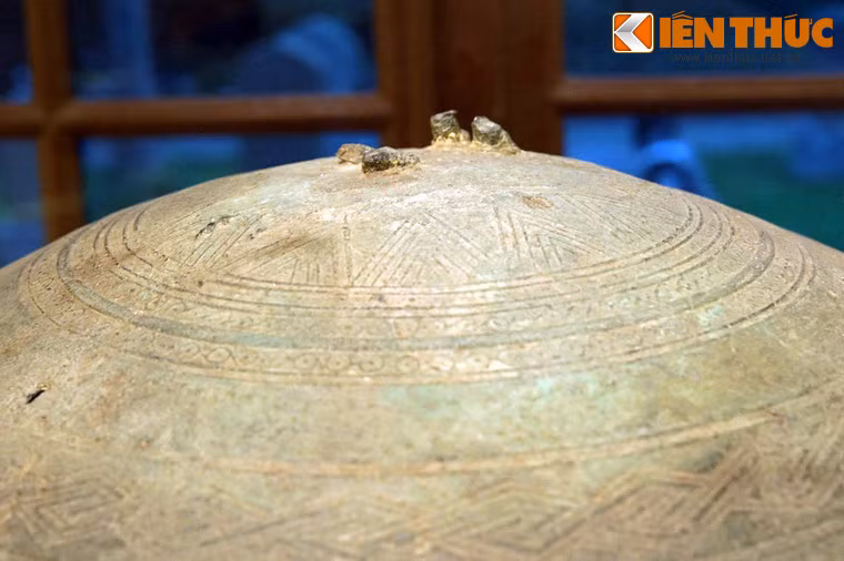 Khối tượng thứ 5 nằm chính giữa nắp, đã bị gãy nên không xác định được tượng mô phỏng hình ảnh gì của cư dân Việt cổ. Tuy nhiên, theo nhân chứng phát hiện ra chiếc thạp, chỗ bị gãy này cũng là tượng đôi nam nữ giao hoan.