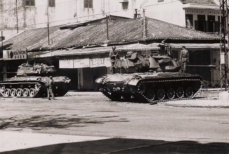 Những điểm nút giao thông quan trọng ở Chợ Lớn đều có binh lính Sài Gòn cùng vũ khí hạng nặng chốt giữ.