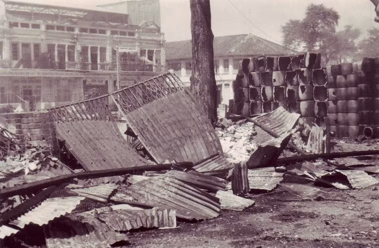 Những đống đổ nát trên đường phố ở Chợ Lớn năm 1968.