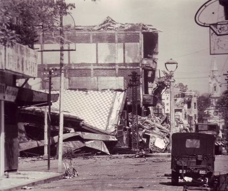 Ngã tư Đồng Khánh - Phùng Hưng, phía xa là nhà thờ Cha Tam.