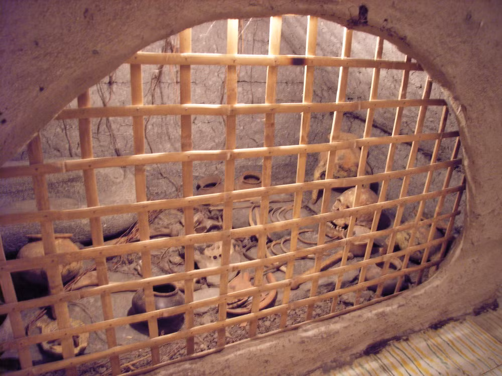 Mỗi hốc của lăng mộ có chứa một xác chết.