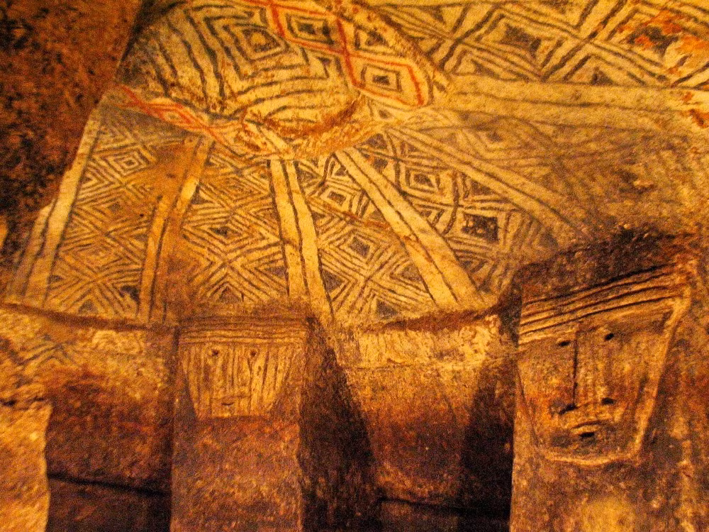 Các bức tường trong lăng mộ được trang trí bằng những hình vẽ dạng hình học, hình người và chữ tượng hình màu đỏ, đen và trắng.