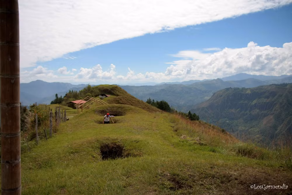 Tổng cộng có 162 mộ và lăng mộ ngầm nằm tại nhiều khu vực khác nhau, bao gồm đồi Avocado với 62 lăng mộ được bố trí trong khu vực dài 250 mét, đồi San Andrés với 23 lăng mộ, đồi Segovia với 64 lăng mộ, đồi Duende với 13 lăng mộ và El Tablón là nơi có các tác phẩm điêu khắc đá có liên quan.